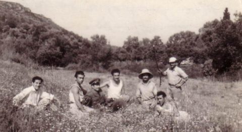 Νεαροί χωριανοί στην ύπαιθρο ~ 1953